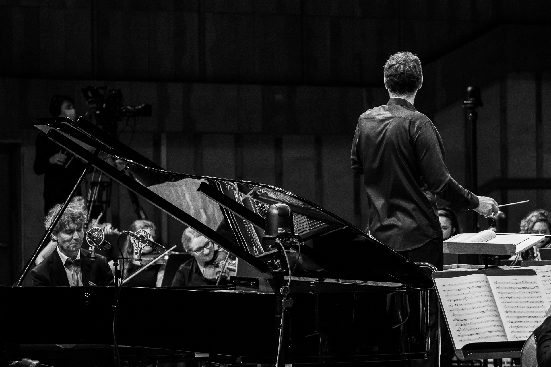 zdjecie solisty Pawla Kowalskiego przy fortepianie podczas koncertu 5 wrzesnia 2020