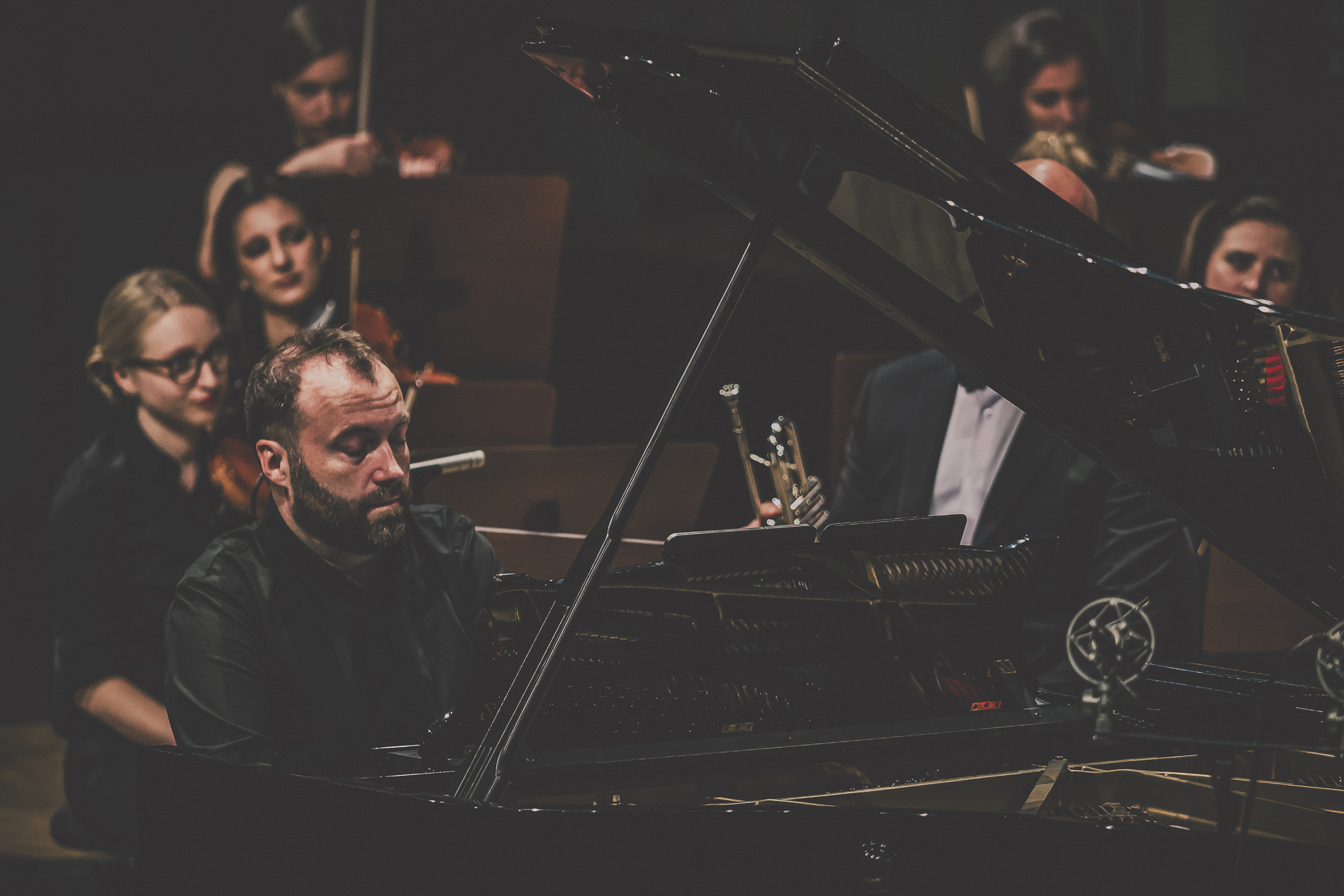 zdjecie solisty Piotra Salajczyka przy fortepianie podczas koncertu 5 wrzesnia 2020